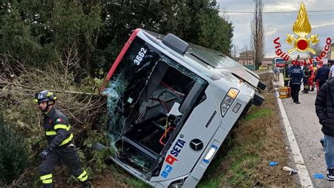 Autobus Esce Di Strada Feriti Alcuni Passeggeri Radio Bruno