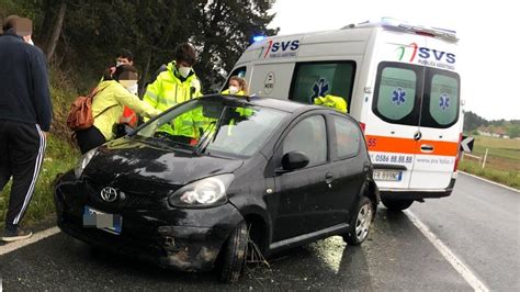 Livorno Perde Il Controllo Dell Auto E Finisce Fuoristrada