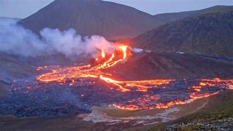 VIDEO las impactantes imágenes de la erupción de un volcán a solo unos