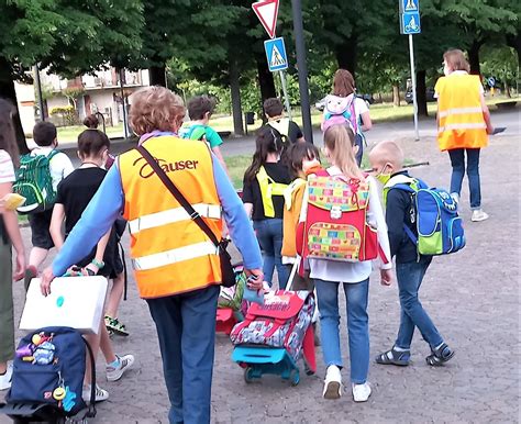 Riprende Il Servizio Del Pedibus Per I Bimbi Della Primaria De Amicis