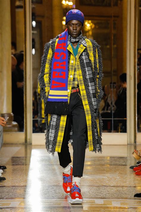 Versace Fall 2018 Menswear Collection Photos Vogue Mens Winter