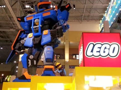 Hispanic News Network Usa Lego Hero Robot At Moa Weights 11 Tons