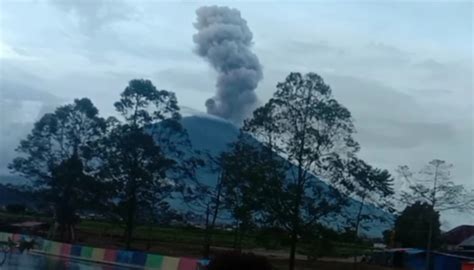 Gunung Kerinci Kembali Semburkan Abu Vulkanik Hingga Ketinggian 1 200