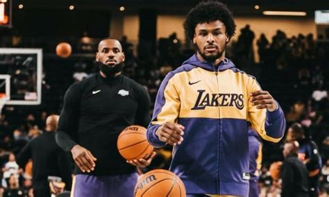 Uniformes históricos de LeBron e Bronny James arrecadam R 613 mil em