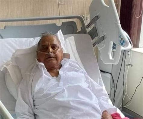 Mulayam Singh Yadav अस्पताल में भर्ती मुलायम सिंह यादव से मिलने पहुंचे बेटे अखिलेश हालत बनी