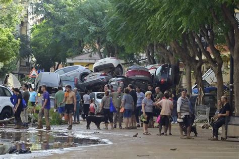 Spania îndeamnă locuitorii afectați de inundații să rămână acasă în