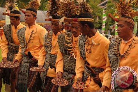 Pakaian Adat Toraja Nama Penjelasan Contoh Gambar