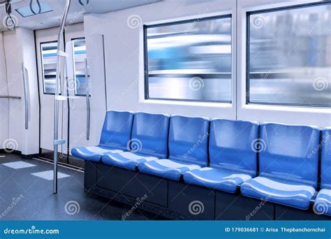 Pendler Des Bahnhofs Und Leere Sitze Mit Blue Farbinneninnere In Der