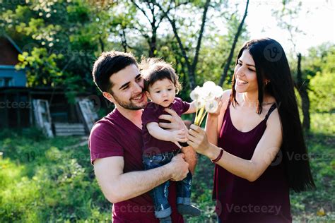 familia joven con un niño en la naturaleza 11350265 Foto de stock en