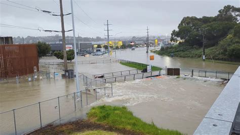 Hochwasser Durch Unwetter In Neuseeland Urlaubsziel Auckland Versinkt