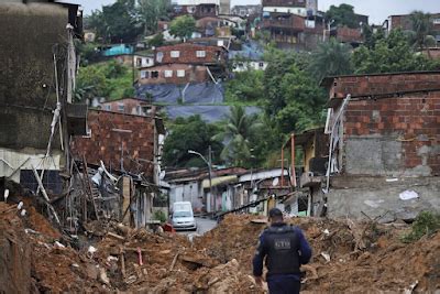 Sobe para 100 o número de mortos pelas chuvas em Pernambuco