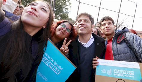 Kicillof entregó 278 computadoras personales a estudiantes de San