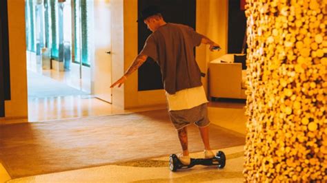 Justin Bieber Te Enseña A Manejar El Hoverboard