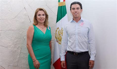 Presenta Remberto Estrada a la señora Elvia Barba como presidenta