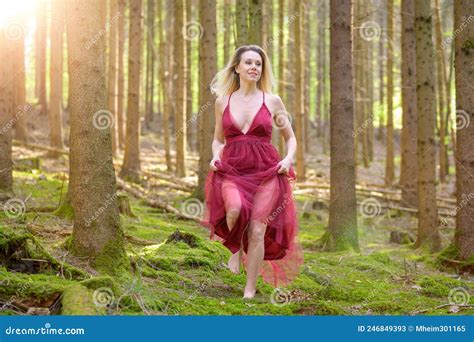 Jolie Femme En Robe Sexy Courant En Forêt Image Stock Image Du Mousse