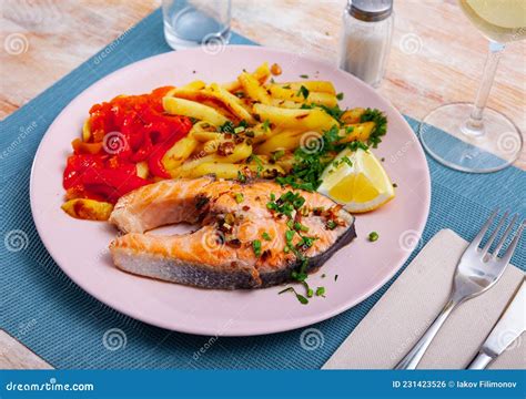 Lachssteak Mit Rotem Pfeffer Und Gebratenem Kartoffel Stockfoto Bild