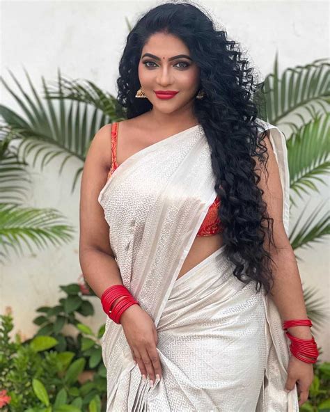 Reshma Pasupuleti Hot In Sleeveless Saree At Zee Tamil Kudumbam Awards 2023 Glamsundari In