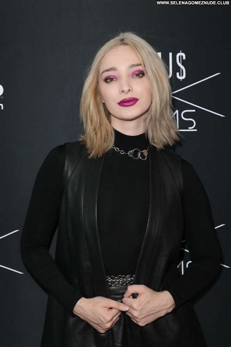 Emma Dumont Posing Hot Sexy Straight Celebrity Babe