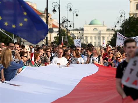 Eu Kommission Leitet Verfahren Gegen Polen Wegen Justizreform Ein Ch