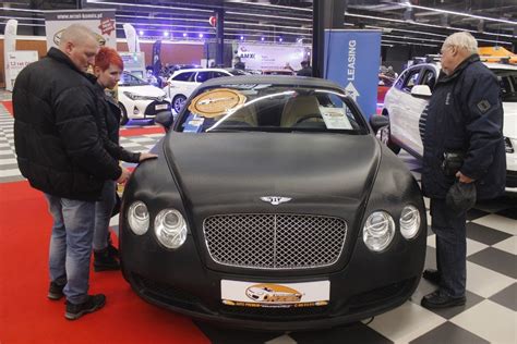 Targi Motoryzacyjne W Ptak Expo Luksusowe Samochody Zabytkowe Auta I