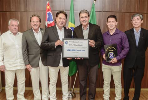 Unimed Piracicaba recebe homenagem na câmara Unimed Piracicaba