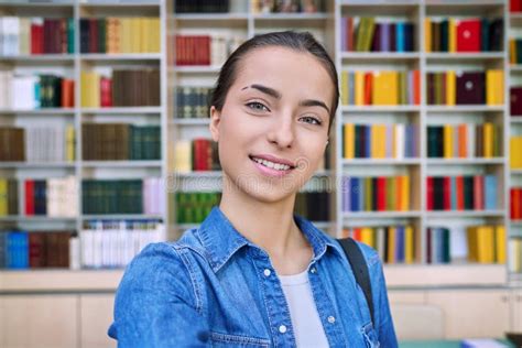 Retrato De Una Alegre Estudiante De Secundaria Dentro De La Biblioteca