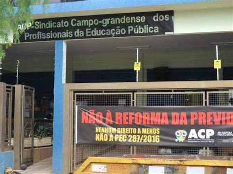 Professores de 21 municípios de MS recebem abaixo do piso nacional