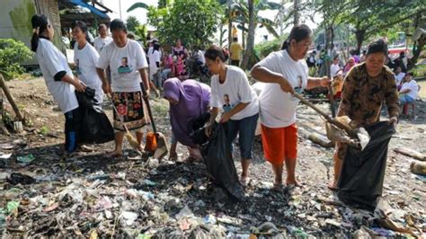 Aksi Terpuji Nelayan Pendukung Ganjar Bersihkan Sampah Di Pesisir