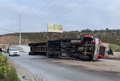 Volcadura de tráiler causa caos vial en el Libramiento Rosas Magallón