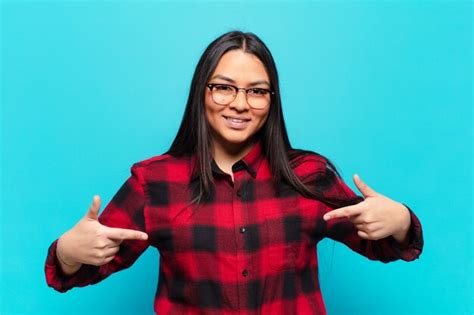 Mujer Latina Que Parece Orgullosa Arrogante Feliz Sorprendida Y Satisfecha Apuntando A S