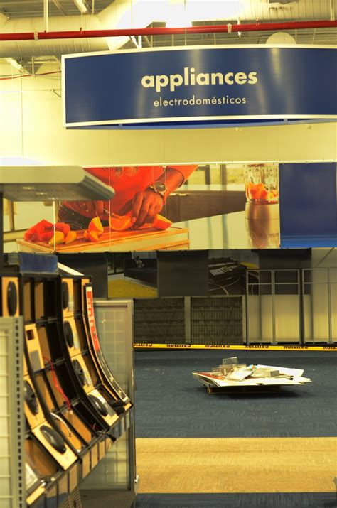 Best Buy in retreat (pictures) - CNET