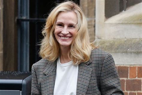 Julia Roberts Goes Blonde For After The Hunt Movie See The Transformation
