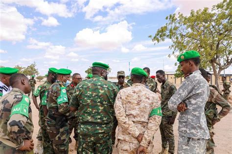 Madaxweyne Qoor Qoor Oo Lakulmay Taliyaha Ciidanka AMISOM Radio Muqdisho