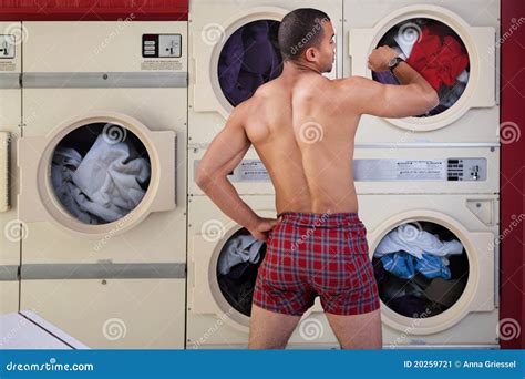 Homem Half naked Na Lavagem Automática Imagem de Stock Imagem de