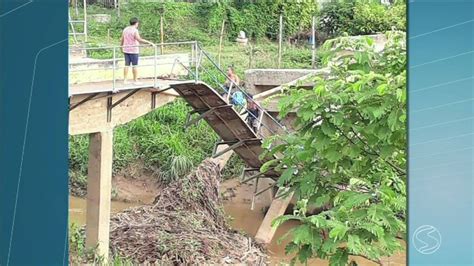 Moradores fecham via em protesto e pedem reconstrução de ponte que caiu