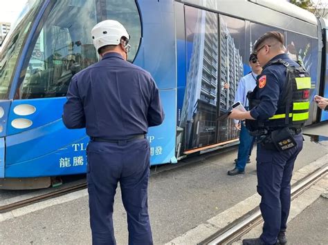 高雄輕軌再傳事故！女騎士疑闖路口釀禍 列車一度暫停行駛 生活 Nownews今日新聞