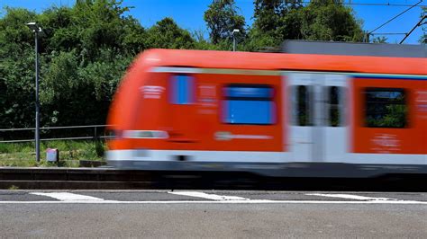 Tödlicher Unfall in Frankfurt Rödelheim S Bahn erfasst Fußgänger