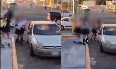 Alumnas apedrean auto de acosador en Culiacán