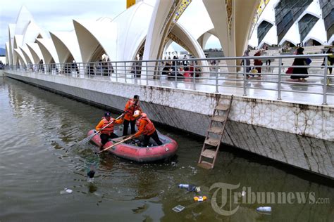 Petugas BPBD Bersihkan Sampah Di Danau Masjid Raya Al Jabbar Foto 6