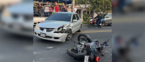 Conductor Realiza Mala Maniobra Y Provoca Accidente En Calle Antigua A