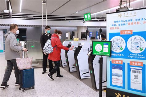 港澳與內地全面恢復通關首日 首批自香港入境旅客抵達珠海 香港商報