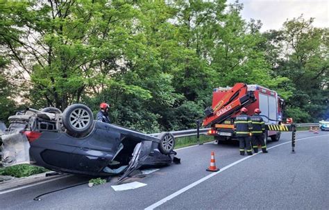 Avto na streho helikoptersko posredovanje po padcu z višine požar