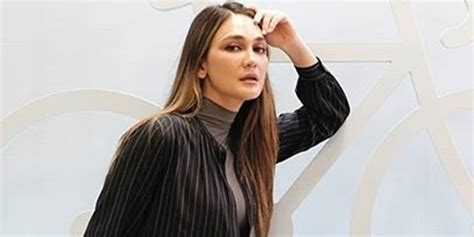 Enjoy The Bali Sun Luna Maya Looks Super Hot In Backless Swimsuit Showing Her Back