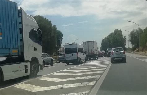 Autostrada Messina Catania Furgone Sbanda E Perde Uova Code Lunghe