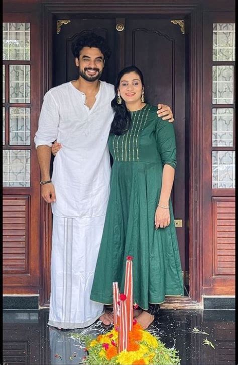 Tovino Thomas ഇമ്മിണി ബല്യ ഒന്ന് ഏഴാം വിവാഹ വാര്‍ഷികം ആഘോഷിച്ച്