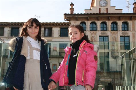 Nadia E India Las Ni As Protagonistas De La Bajada Del Ngel De Tudela