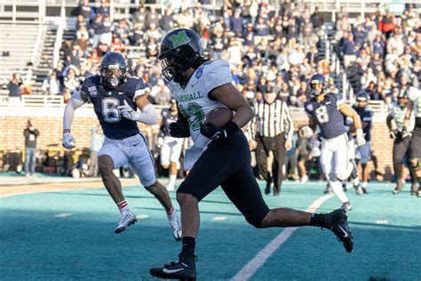 Marshall Builds Big First Half Lead Holds Off UConn For 28 14 Victory