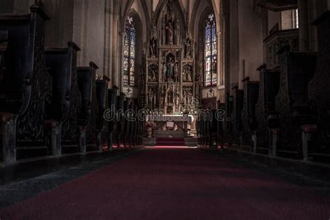 Altar Del Pasillo De La Iglesia Con Patios En Ambos Lados Imagen De