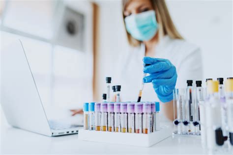 Saiba qual o salário de biomedicina | UNIBRASIL