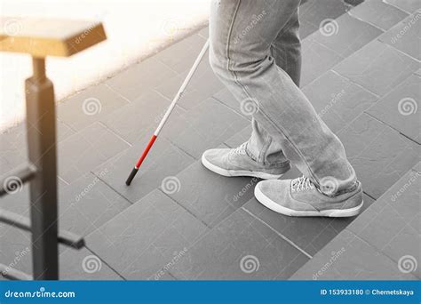 Persona Ciega Con El Bast N Que Va Abajo De Las Escaleras Al Aire Libre